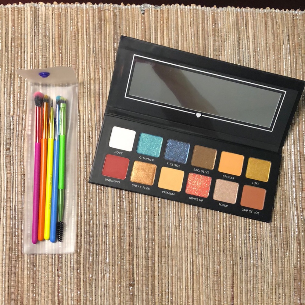 Eyeshadow palette and eye brushes